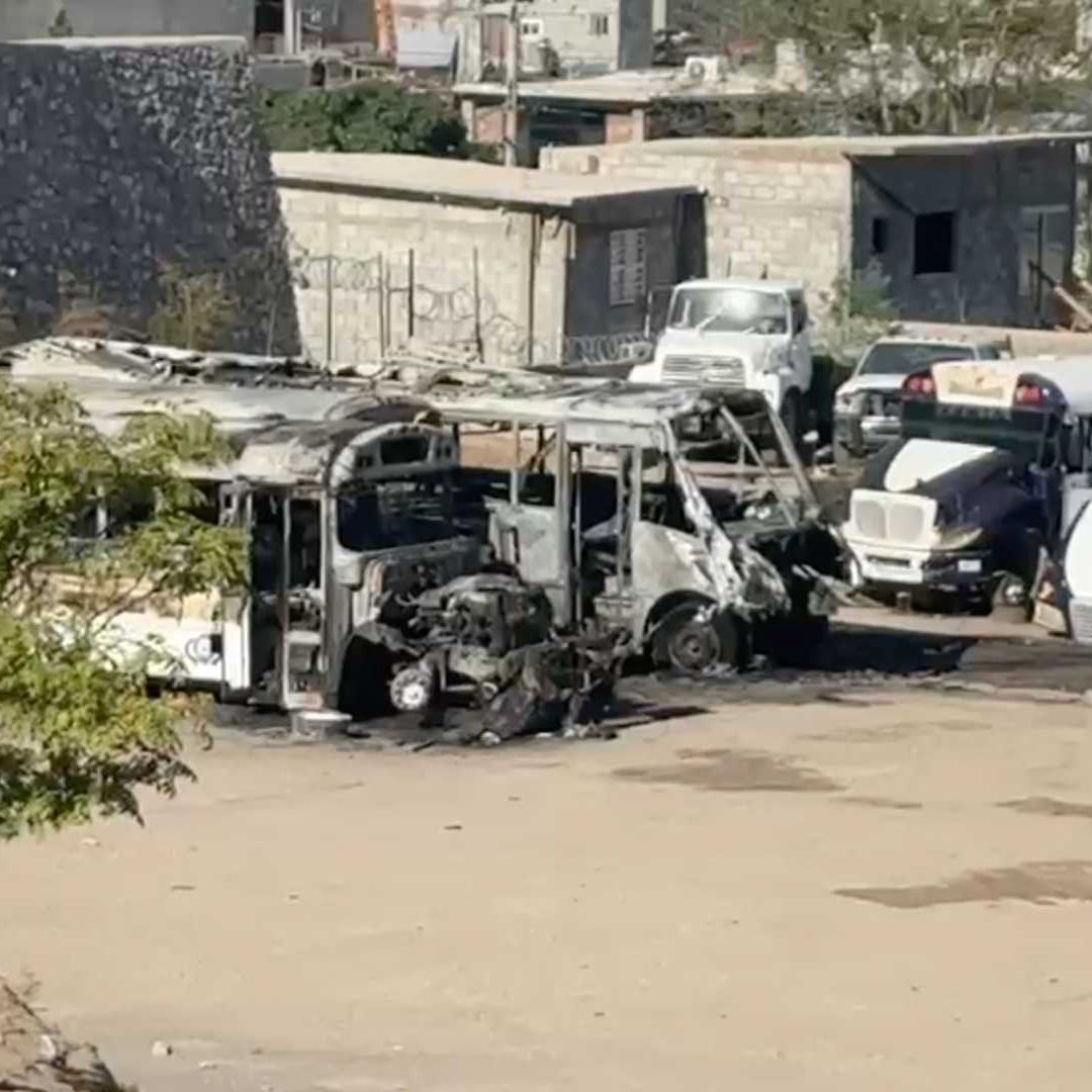 Incendian Dos Unidades de Transporte de Personal